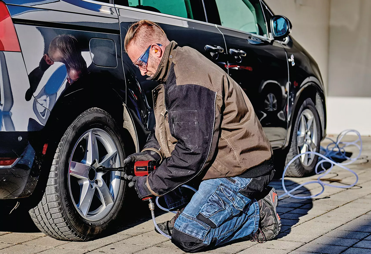 Απεικονίζεται άνδρας να χρησιμοποιεί το αερόκλειδο σε αυτοκίνητο.